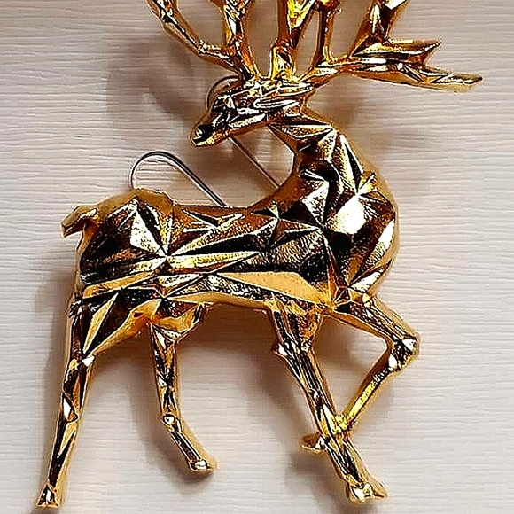 Three dimensional goldtone deer brooch. - Picture 3 of 4